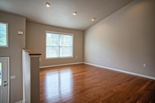 Building Photo - 654 Cornhill Rd.