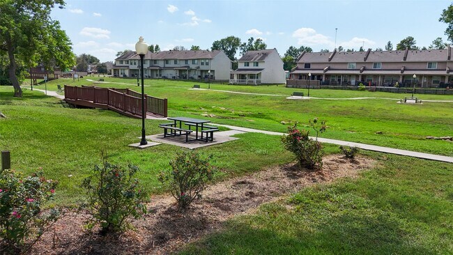 Building Photo - 10807 Twin Circles Dr