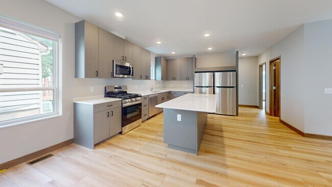 Building Photo - 718 13th Ave SE