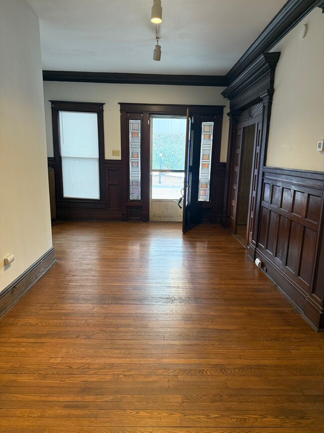 Building Photo - 1 Bedroom unit in Dunleath Historic District - Office Space & W/D Connections!