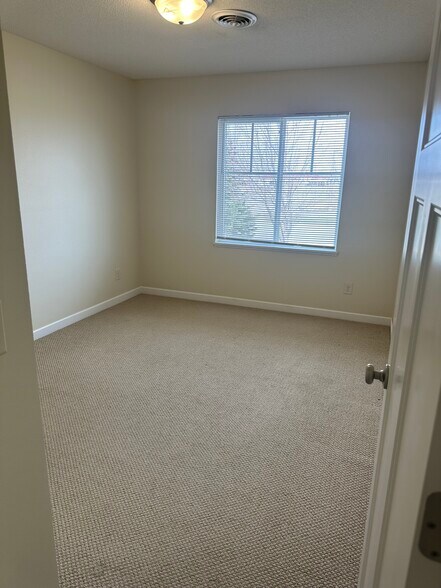 Building Photo - 2407 Oxford Dr SE