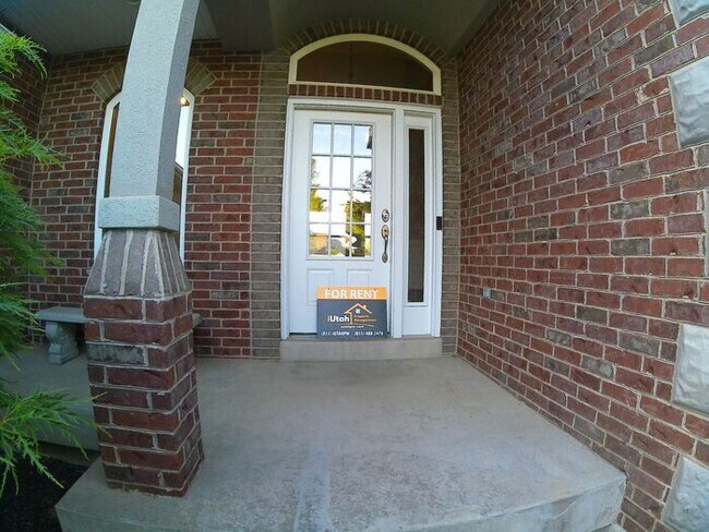 Building Photo - 5 bdrm 3bth Home 3 Car Garage Some utiliti...