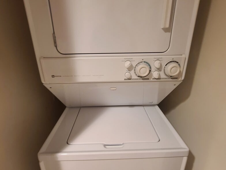Washer/Dryer - 902 Parade Ln
