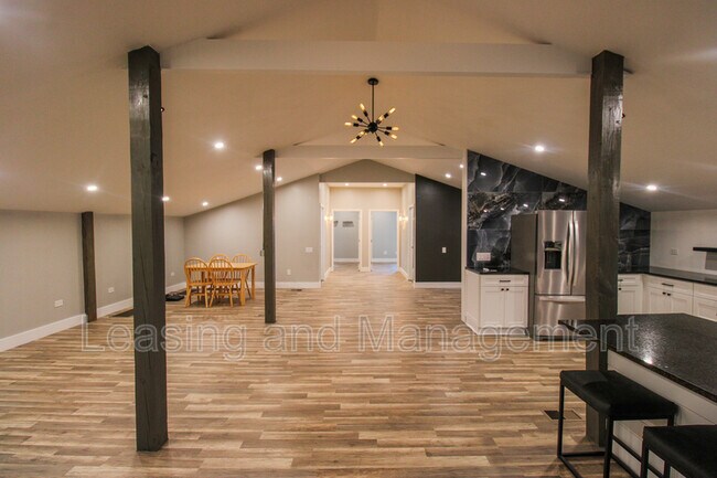 Building Photo - 3494 River Rd