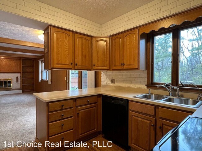 Building Photo - 3 br, 2.5 bath House - 1600 Hillside Drive