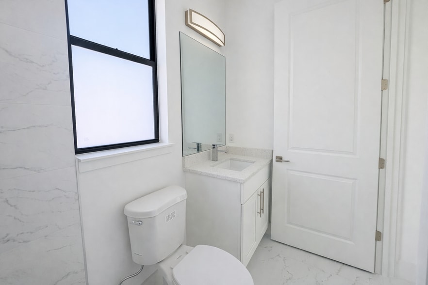 Building Photo - 828 Holmes Ave