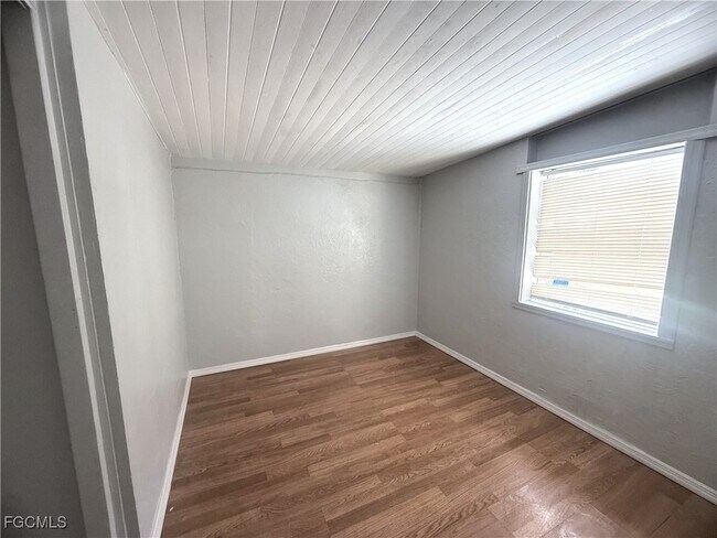 Building Photo - 8239 Suncoast Dr