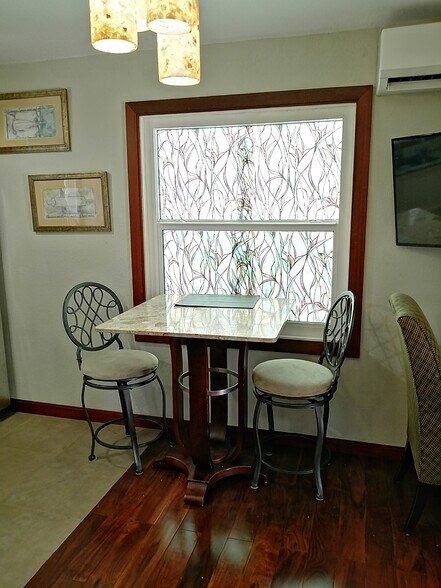 Building Photo - 809 4th Ave N