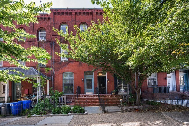 Building Photo - 206 S 43rd St