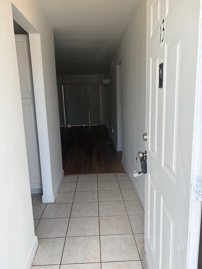 Building Photo - 1505 Crescent Cir