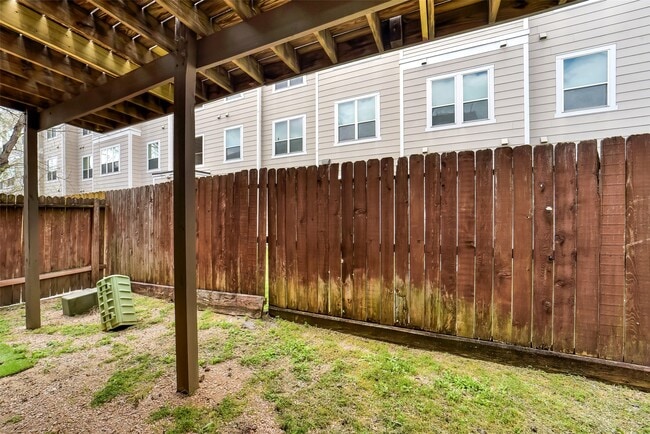 Building Photo - 1335 Studer St