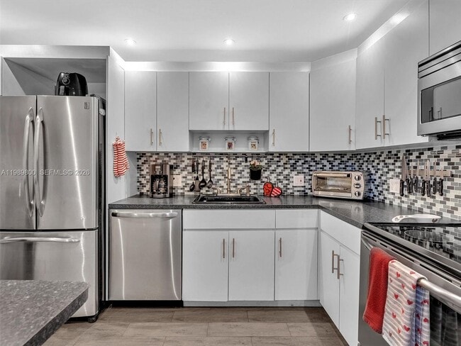 Building Photo - 3375 N Country Club Dr