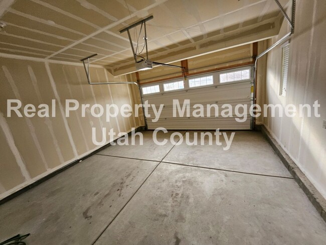 Building Photo - Orem Townhome Central to City Center