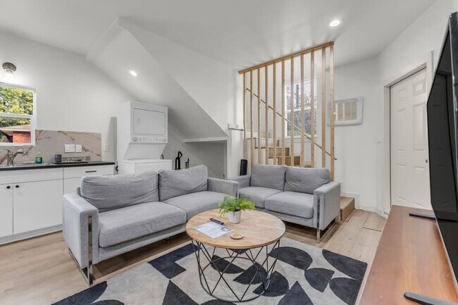 Building Photo - Stylish Furnished Home with Yard & All Bills Included