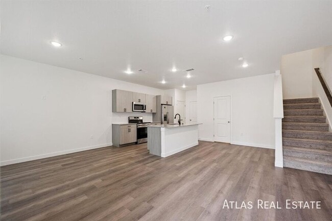 Building Photo - 625 Leland Aly