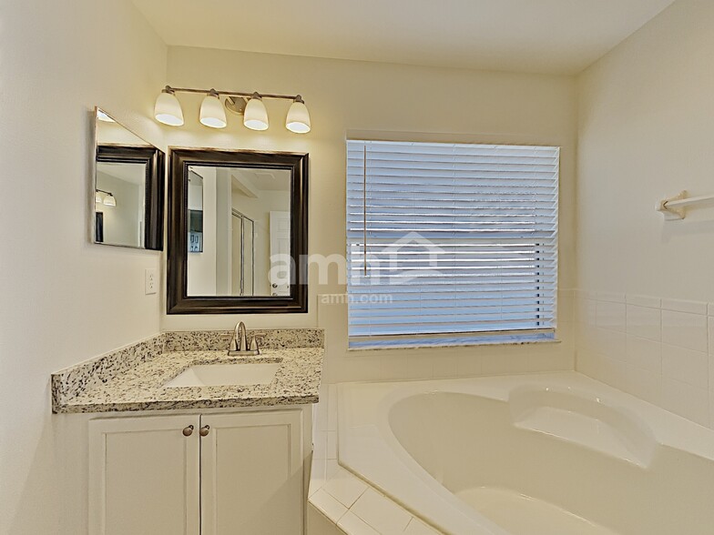 Building Photo - 1066 Bluegrass Dr