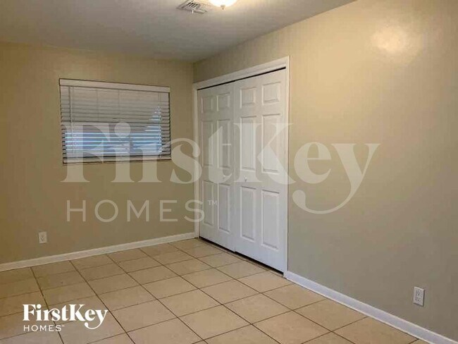 Building Photo - 1302 Crest Dr