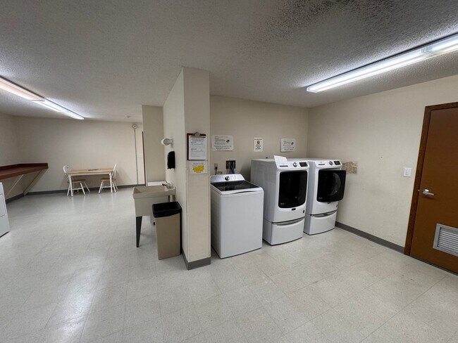 Building Photo - AVAILABLE NOW - Gorgeous 2 BR, 2 BA Condo, with Parking and Excellent Location