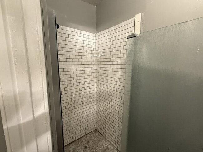 Building Photo - Your New Home Awaits: Charming 3-Bedroom T...