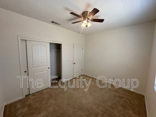 Building Photo - 914 Legend Dr
