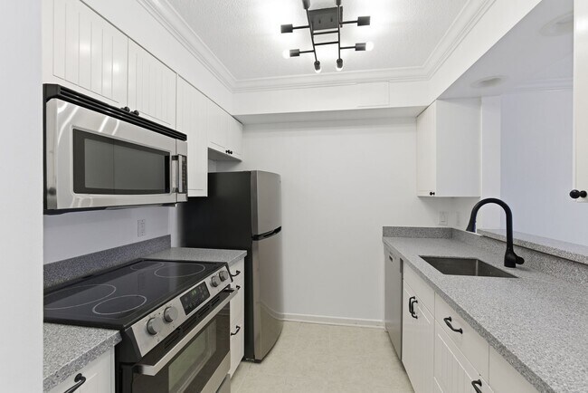 Building Photo - Beautiful 1 BR/1 BA Condo in The Observatory!