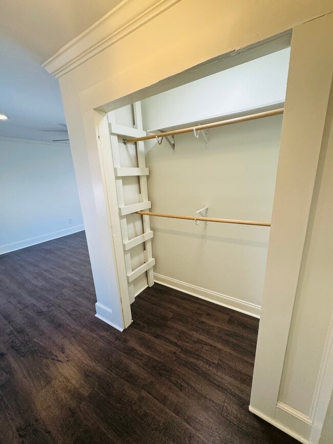 Building Photo - 105 Moultrie St