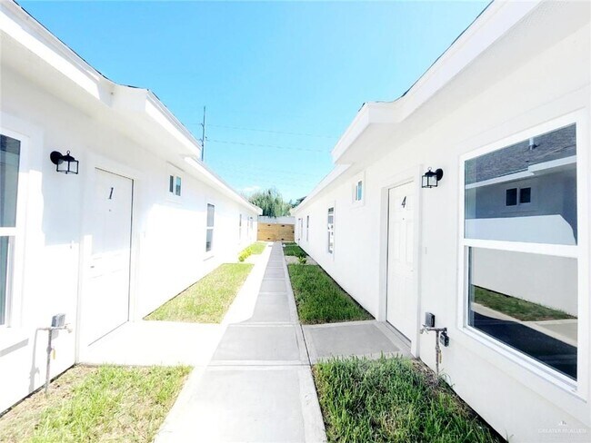 Building Photo - 17 South Dr