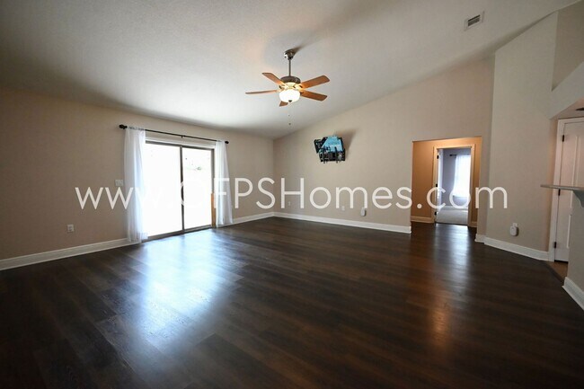 Building Photo - Home in South Crestview!