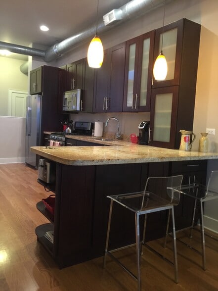 Building Photo - 706 N Wells St