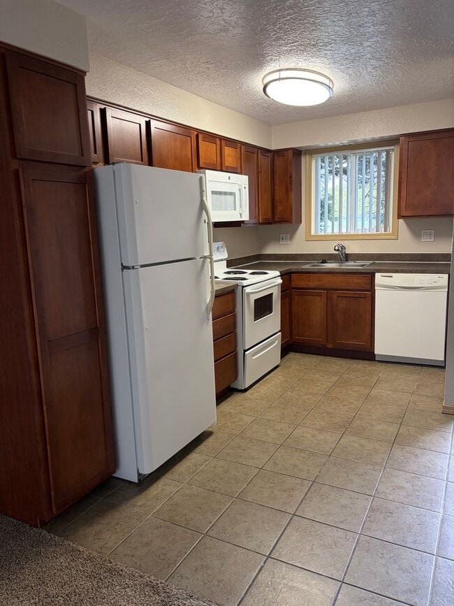Building Photo - 1ST  FULL  MONTH'S  RENT  FREE  Pet-friendly Townhouse Near Parks and Downtown Newberg Showings S...