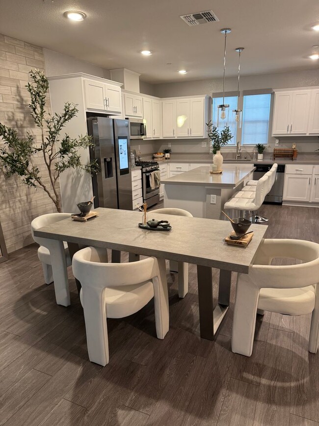 Building Photo - 4 Bed 3 Bath 2 Car Garage