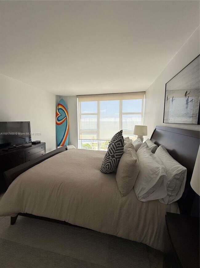 Building Photo - 10275 Collins Ave