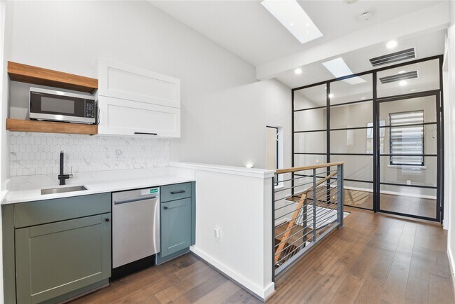 Building Photo - 529 Memorial Heights Dr