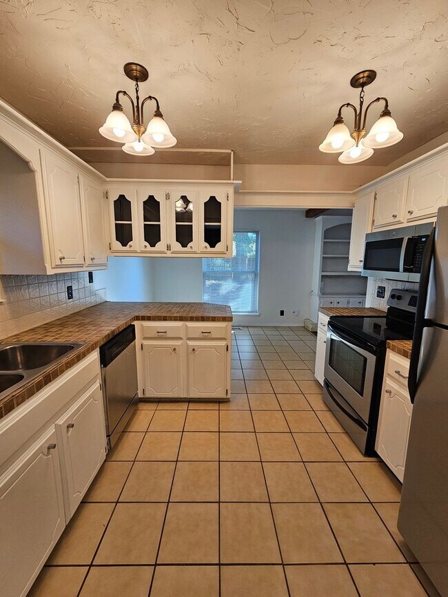 Building Photo - (3) Bed/(2) Bath Avail NOW! Oakhurst Addition!