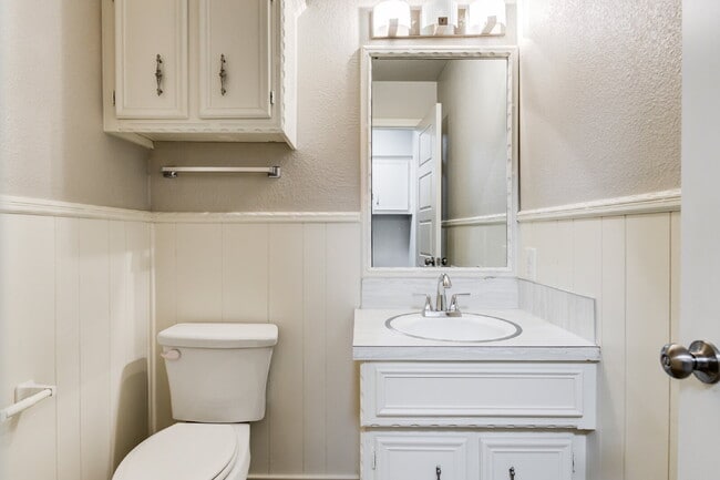 Building Photo - Two Story, 2 Bed / 1.5 Bath Duplex with Mo...