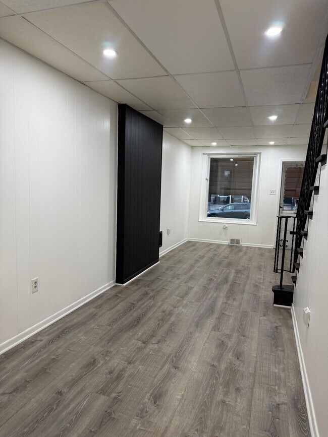 Building Photo - 541 Perry St