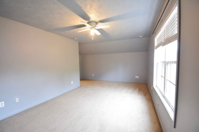Building Photo - Coming Soon! 3 Bed 2 Bath with a Bonus Roo...