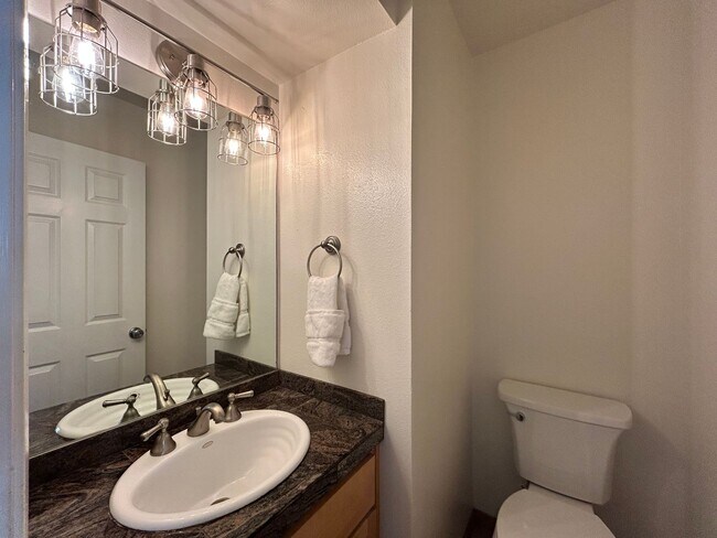 Building Photo - Beautiful 2BD/2.5 BA W/ Attached Garage, AC, and In-Unit Laundry in Pacific Beach!