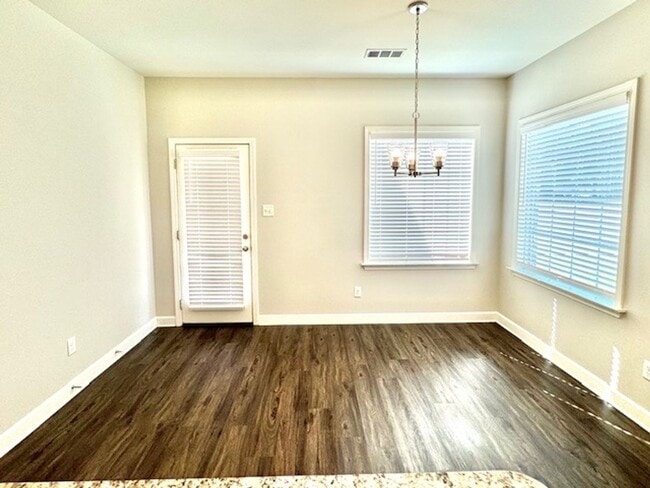Building Photo - 405 Azalea Dr
