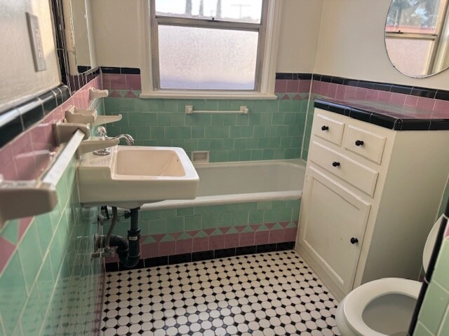 bathroom - 2203 S Harcourt Ave