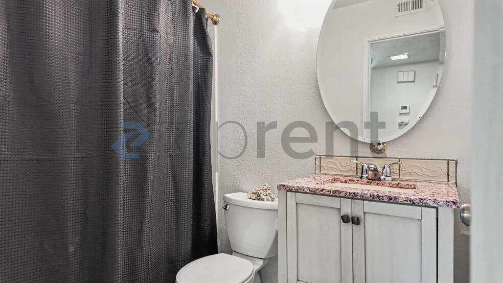 Building Photo - Unit B