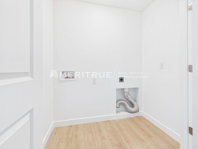 Building Photo - 1868 E 640 N