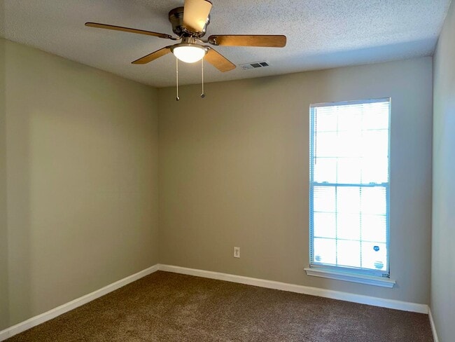 Building Photo - Remodeled  3 Bed/2 Bath Home in a Quiet bu...