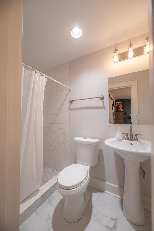 Building Photo - 2 bedroom 2 bath Madison cottage