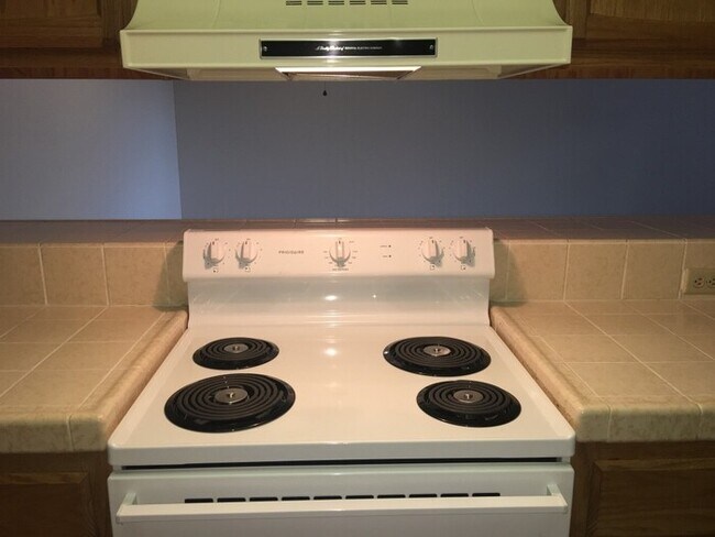 Building Photo - Reno Riverfront Condo - 2 Bedroom - Cat Fr...