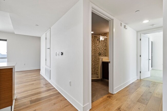 Building Photo - 11715 Goshen Ave