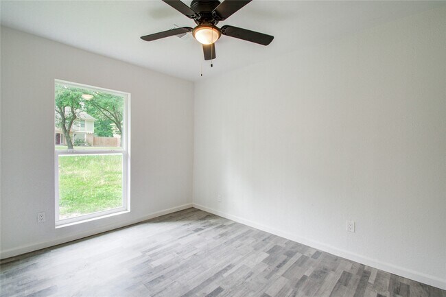 Building Photo - 550 Roanoke Dr