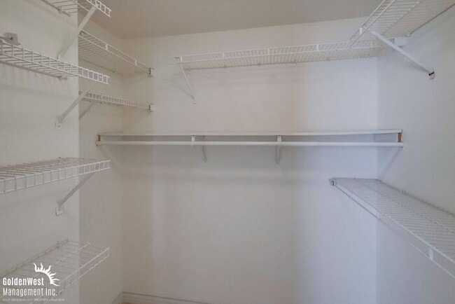 Building Photo - Elegant Dual Master 2Bdm 2.5Ba Townhome in...