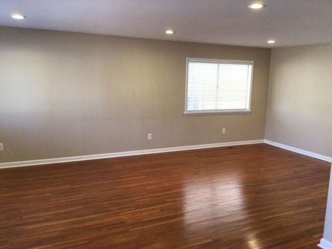 Building Photo - Pleasant Valley house for rent wlr