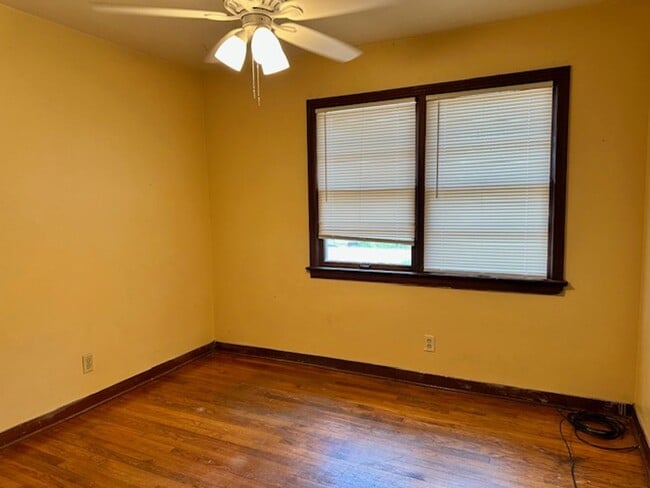 Building Photo - 1725 Airport Dr
